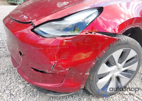 2024 Tesla Model Y Long Range Dual Motor All-Wheel Drive z USA, uszkodzony, nr VIN 7SAYGDEE2RA241406